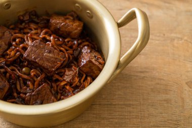 Jjapaguri ya da Chapaguri, Kore Kara Fasulye Baharatlı Erişte - Kore usulü