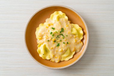 Mısır peyniri soslu ravioli makarnası.