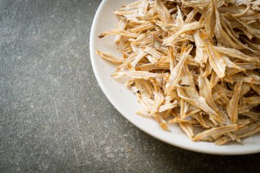 Kurutulmuş küçük çıtır balık.