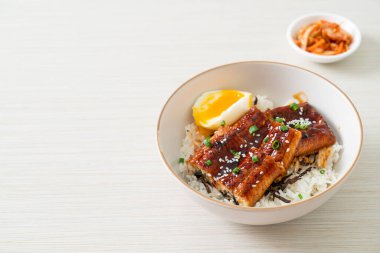 Yılan balığı pirinç kasesi veya unagi pirinç kasesi - Japon yemek tarzı.