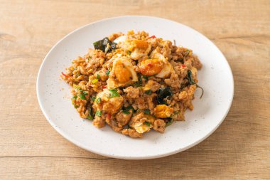 Ev yapımı kızarmış kıymalı domuz eti ve tuzlu yumurta.