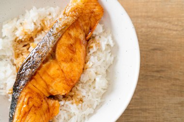 Soya soslu ızgara somon balığı. Japon usulü.