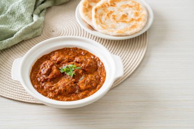 Hint usulü tavuk tikka masala baharatlı körili et yemeği roti veya naan ekmeği.