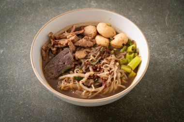 Domuz etli Tayland eriştesi, yahni, köfte ve domuz ciğeri kanlı çorba Tayland eriştesi usulü.