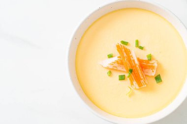 Yengeç sopasıyla haşlanmış yumurta ve taze soğan.