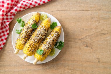 Barbekü ve ızgara mısır, peynirli ve limonlu