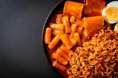 Kore usulü hazır erişte, pirinç keki, balık köftesi ve haşlanmış yumurta, Rabokki, Kore usulü.