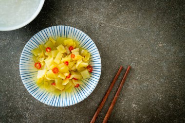 Baharatlı salata turşusu lahana ya da susam yağlı kereviz Asya yemeği tarzı.