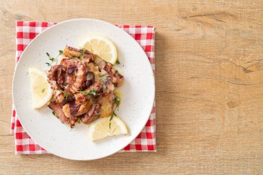 ızgara ahtapot ya da tereyağı soslu kalamar ve kekik.