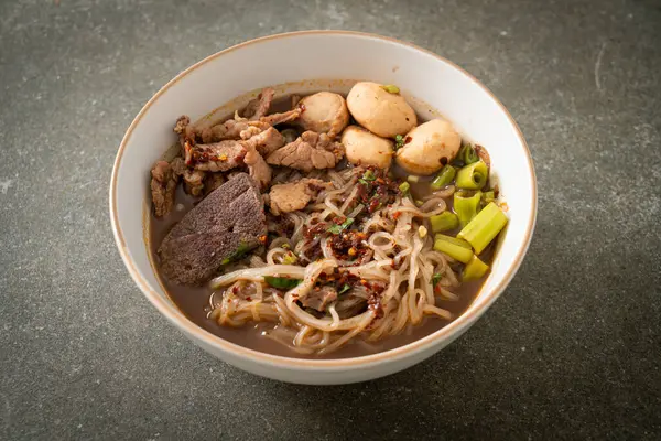 Domuz etli Tayland eriştesi, yahni, köfte ve domuz ciğeri kanlı çorba Tayland eriştesi usulü.