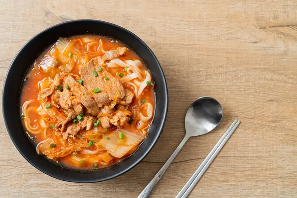 Kore udon eriştesi ve kimchi çorbası, Asya usulü.