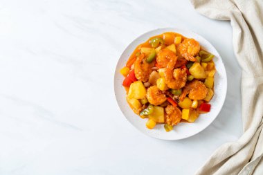 Kızarmış tatlı ve ekşi, tabakta karides, Asya usulü.