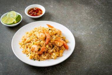 Tayland usulü ev yapımı kızarmış karides. Asya usulü.