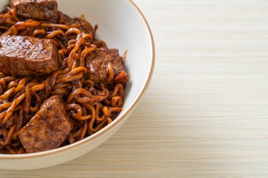 Jjapaguri ya da Chapaguri, Kore Kara Fasulye Baharatlı Erişte - Kore usulü