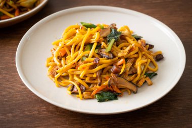 Vejetaryen usulü sebzeli kızarmış yakisoba eriştesi. Vejetaryen ve vejetaryen yemek tarzı.