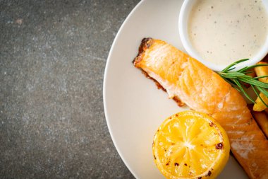 Limonlu kızarmış somon balığı ve patates kızartması.