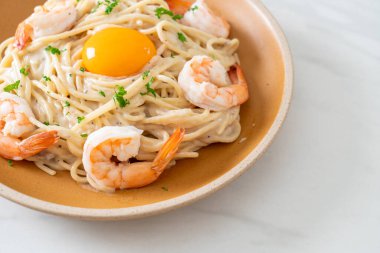 Ev yapımı spagetti beyaz krema soslu karides ve yumurta sarısı.