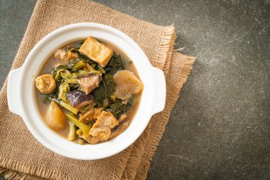 Tofulu Çin sebze güveci veya sebze çorbası karışımı - vejetaryen ve vejetaryen yemek tarzı.