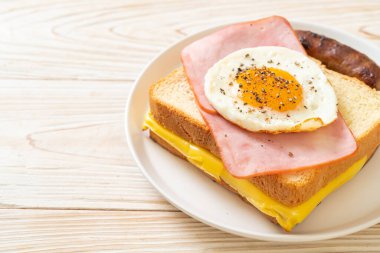 Ev yapımı kızarmış peynir üzerine jambon ve kahvaltıda domuz sosisli sahanda yumurta.