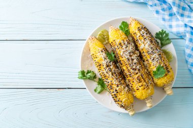 Barbekü ve ızgara mısır, peynirli ve limonlu