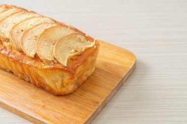 Elmalı ekmek tahtada parçalanmış kek.