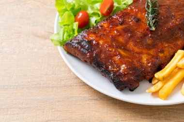 Barbekü soslu ızgara pirzola ve domuz pirzolası.