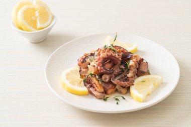 ızgara ahtapot ya da tereyağı soslu kalamar ve kekik.