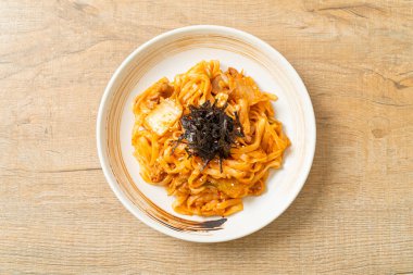 Kore usulü kimchi ve domuz etli kızarmış udon eriştesi.