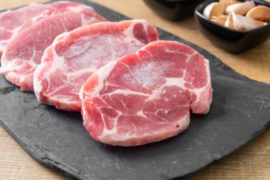 Taze domuz boyunlu ya da yakalı domuz eti ve terbiye edilecek malzemeler.