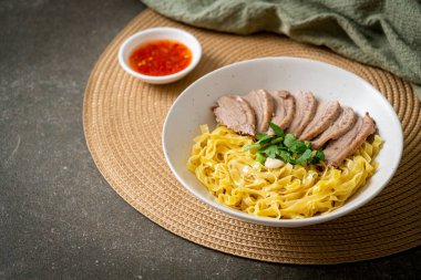 Beyaz kasede kurutulmuş ördek eriştesi. Asya usulü.