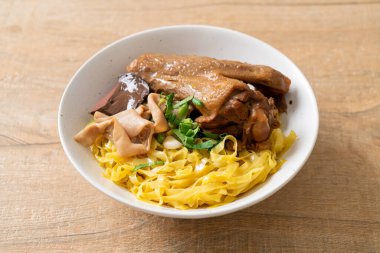 Yumurtalı erişte, kurutulmuş ördekle servis edilir. Asya usulü.