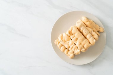 Badem ezmesi tabakta. Fransız usulü tatlı.