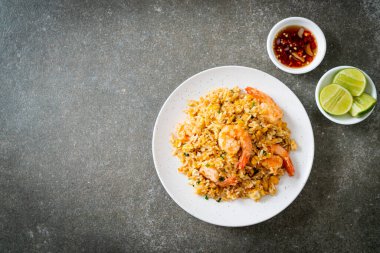 Tayland usulü ev yapımı kızarmış karides. Asya usulü.