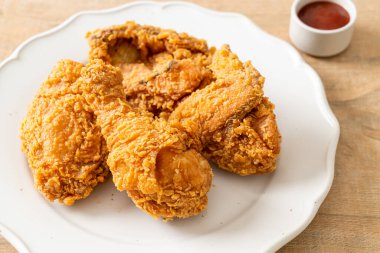 Tabakta ketçaplı kızarmış tavuk, sağlıksız yemek.