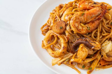 Karıştırılmış Tom Yum deniz ürünleri kurutulmuş spagetti - Füzyon gıda tarzı
