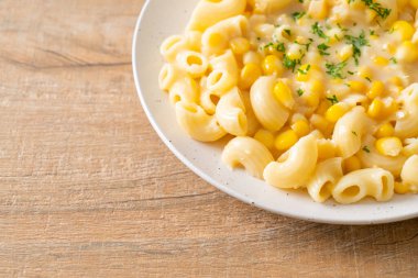 Tabakta krem peynirli makarna.