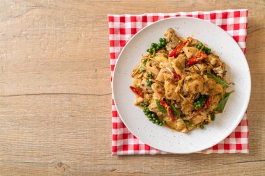 Balık ve otla karıştırılmış kutsal fesleğen. Asya usulü.