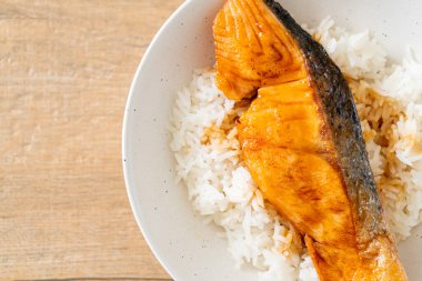 Soya soslu ızgara somon balığı. Japon usulü.