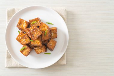 Beyaz susamlı kızarmış tofu ve teriyaki sosu. Vejetaryen ve vejetaryen yemek tarzı.