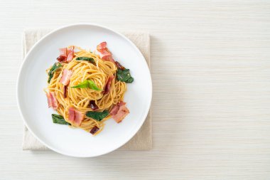 Kurutulmuş acı biber ve pastırmalı ev yapımı kızarmış spagetti.