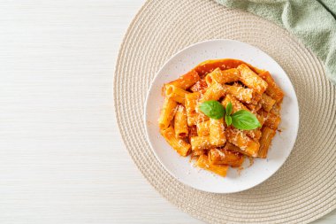 Domates soslu ve peynirli Rigatoni makarnası - geleneksel İtalyan makarnası