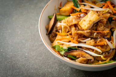 Tofu ve sebzeli kızarmış şehriye. Vejetaryen ve vejetaryen yemek tarzı.