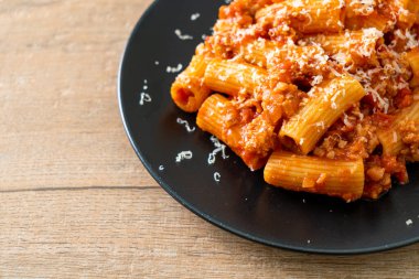 Peynirli bolonez rigatoni makarna - geleneksel İtalyan makarnası