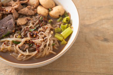 Domuz etli Tayland eriştesi, yahni, köfte ve domuz ciğeri kanlı çorba Tayland eriştesi usulü.