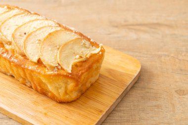 Elmalı ekmek tahtada parçalanmış kek.