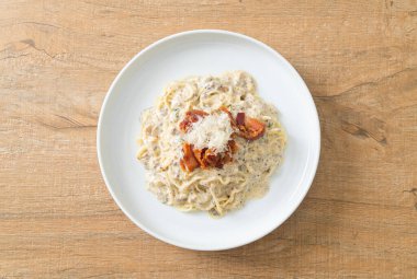 Mantar soslu ve mantarlı spagetti.