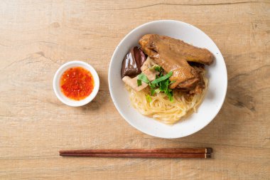 Beyaz kasede pişmiş ördekle kurutulmuş şehriye. Asya usulü.