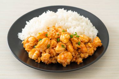 Sarımsaklı kızarmış karides ve pirinçli karides ezmesi.