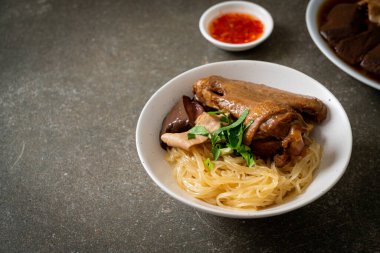 Beyaz kasede pişmiş ördekle kurutulmuş şehriye. Asya usulü.