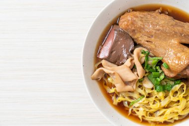 Kahverengi çorbada haşlanmış ördek ve haşlanmış yumurtalı şehriye Asya yemeği.